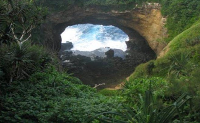 Hufangalupe Natural Bridge, Tongatapu, Tonga